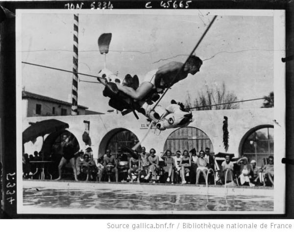 Saut en piscine sur cheval gonflable - source Gallica BNF